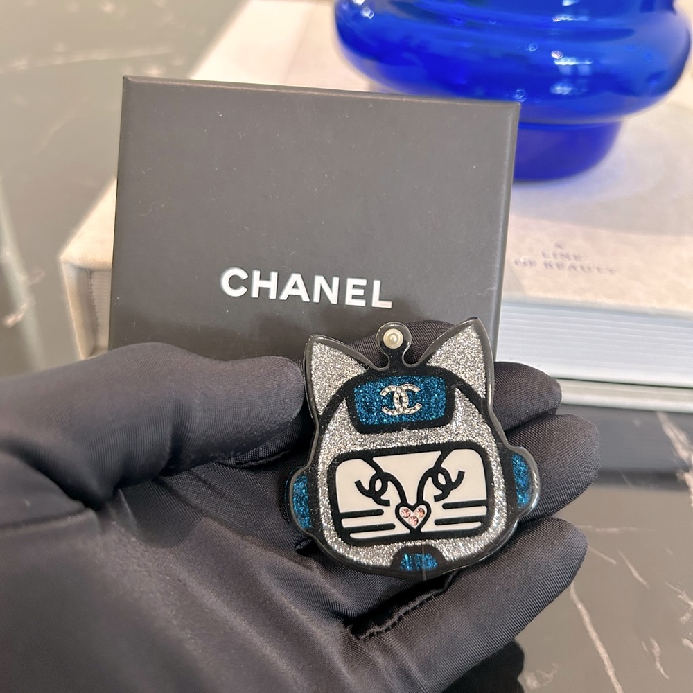 CHANEL cat brooch 😽